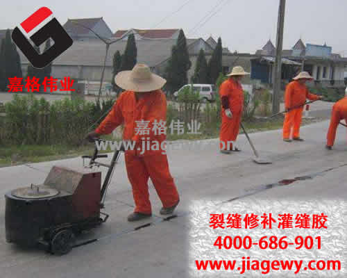 萬通公路養(yǎng)護隊停止瀝青灌縫膠灌縫作業(yè)，確保高考學生安全通暢出行