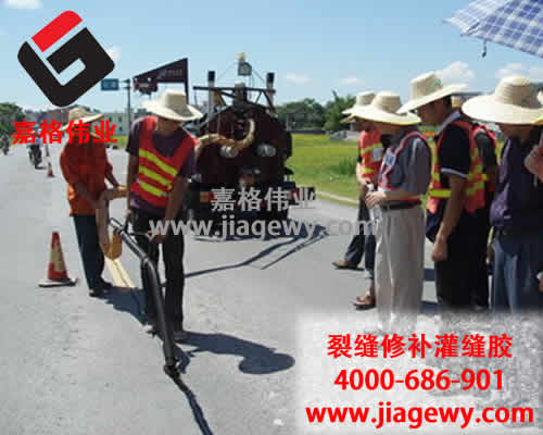 使用路面灌縫膠的養(yǎng)路工忙碌在國(guó)慶、中秋節(jié)日的路上