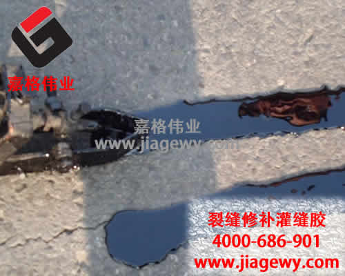 面對(duì)參差不齊的路面裂縫修補(bǔ)灌縫膠價(jià)格該如何選擇呢？