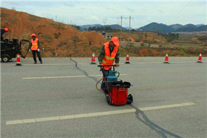 水泥混凝土道路路面的伸縮縫需要灌縫什么樣的瀝青材料呢？