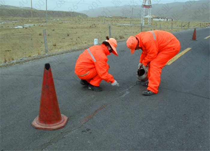 公路裂縫修補(bǔ)用的防水油膏和灌縫瀝青區(qū)別在哪里？
